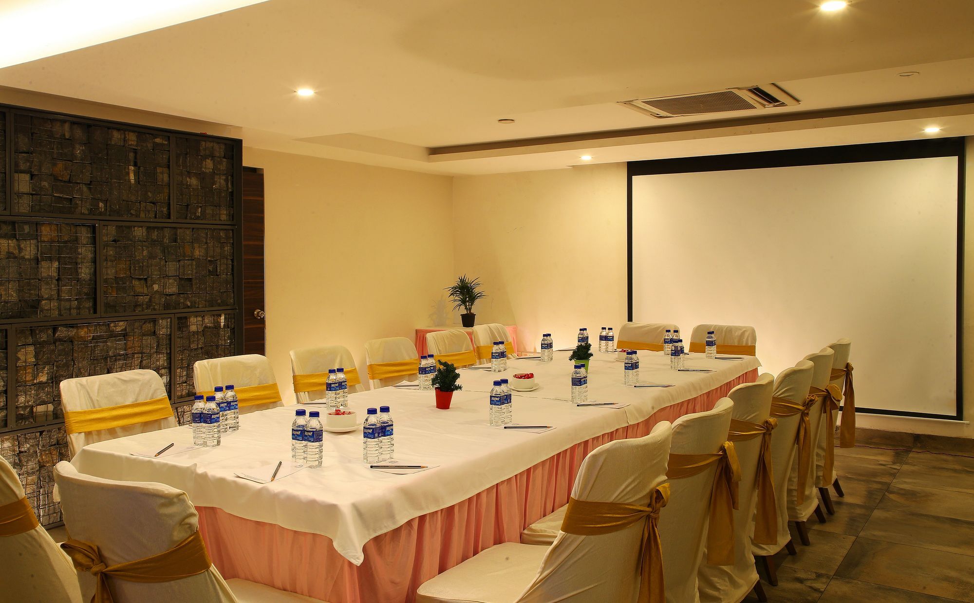 The Royale Senate Race Course, Bangalore Buitenkant foto